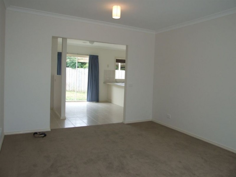 2/13 Lorraine Court, Pakenham VIC 3810