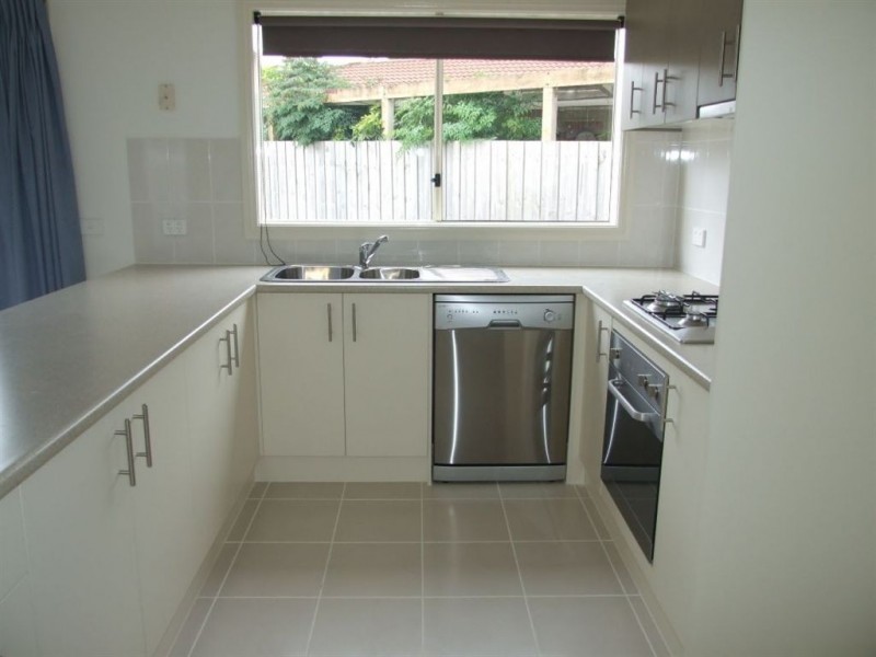 2/13 Lorraine Court, Pakenham VIC 3810