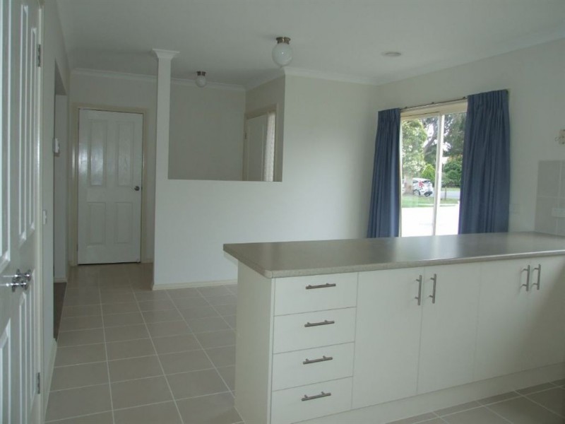 2/13 Lorraine Court, Pakenham VIC 3810