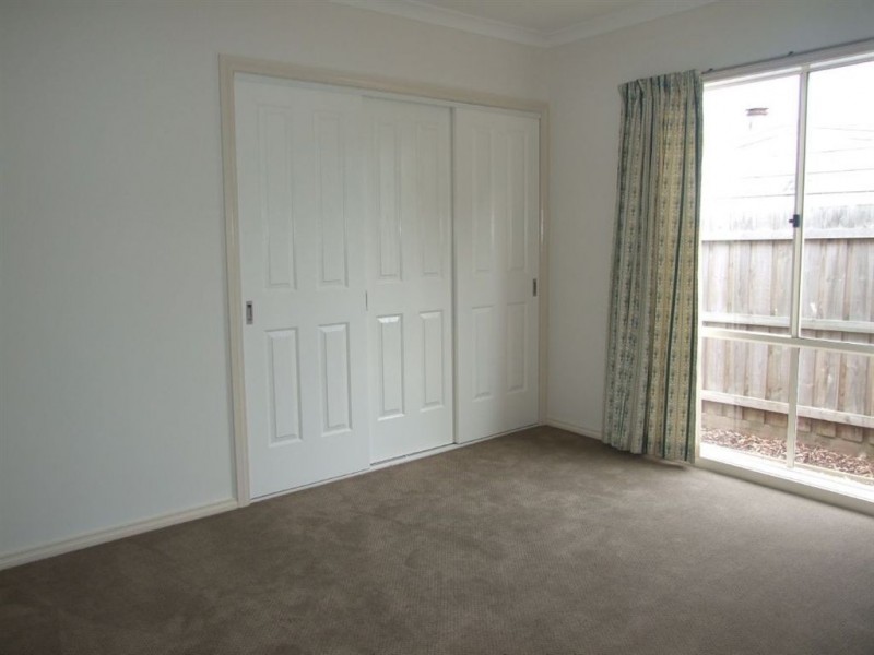 2/13 Lorraine Court, Pakenham VIC 3810