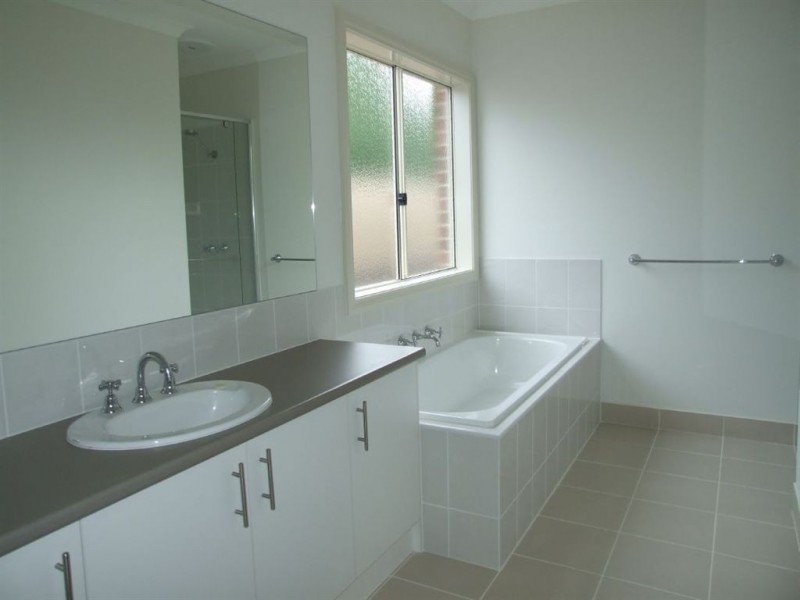 2/13 Lorraine Court, Pakenham VIC 3810