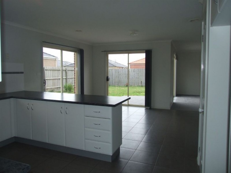 9 Azalea Ave, Pakenham VIC 3810