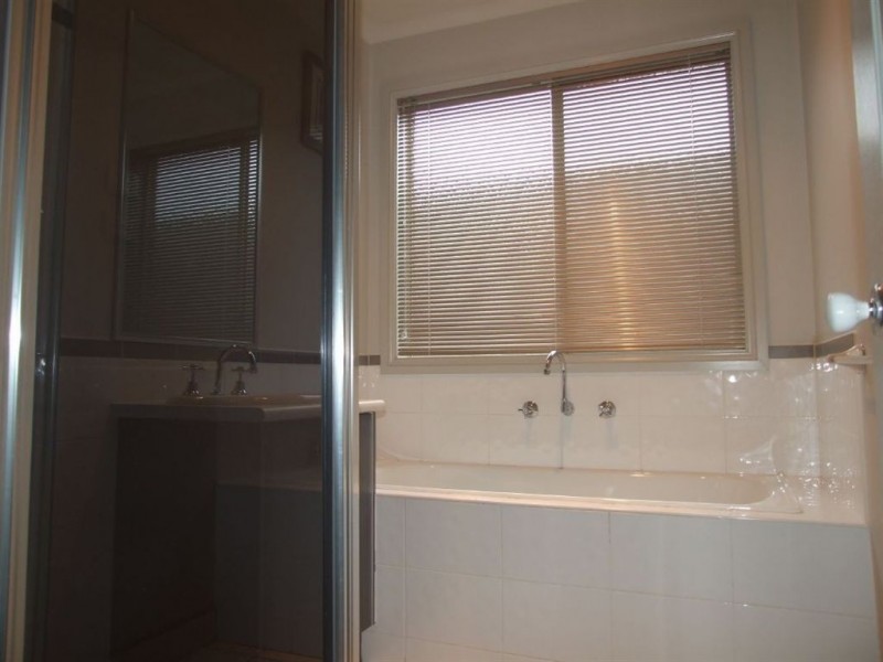 9 Azalea Ave, Pakenham VIC 3810