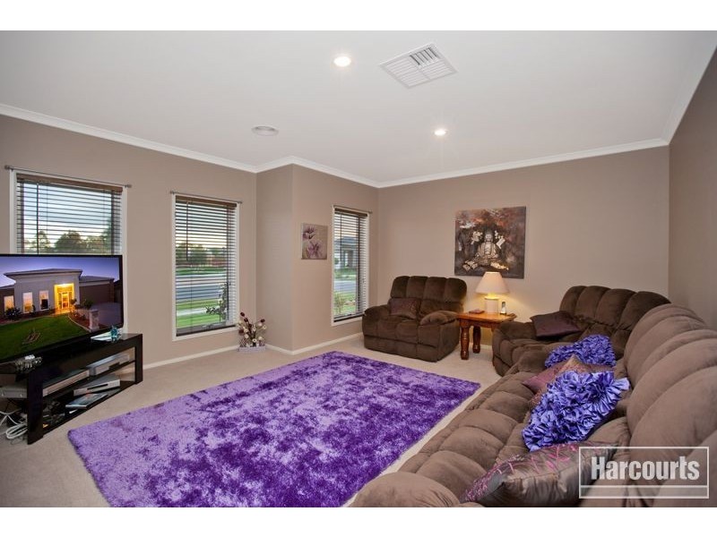 16 Winneke Way, Pakenham VIC 3810