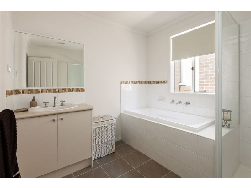 10 Versace Court, Pakenham VIC 3810