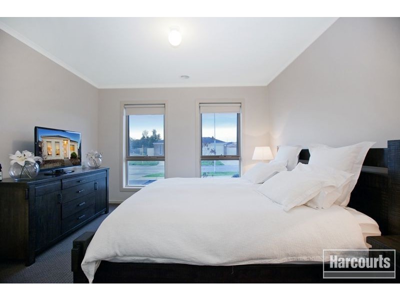 18 Mirabelle Street, Pakenham VIC 3810