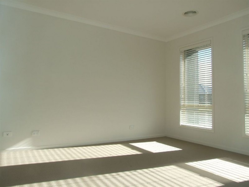 11 Orchard Valley Ave, Pakenham VIC 3810