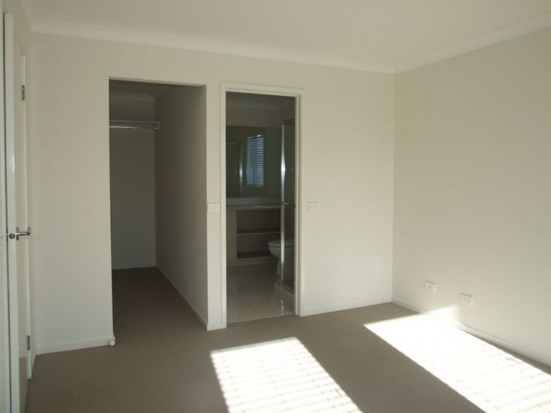 11 Orchard Valley Ave, Pakenham VIC 3810