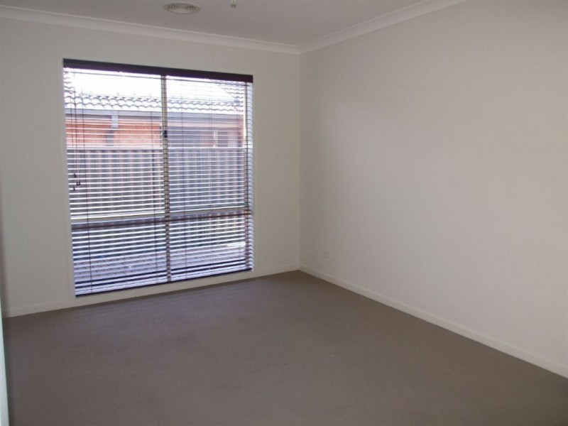 11 Orchard Valley Ave, Pakenham VIC 3810