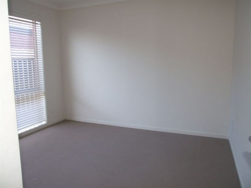 11 Orchard Valley Ave, Pakenham VIC 3810