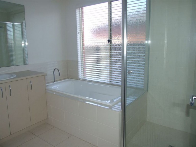 11 Orchard Valley Ave, Pakenham VIC 3810