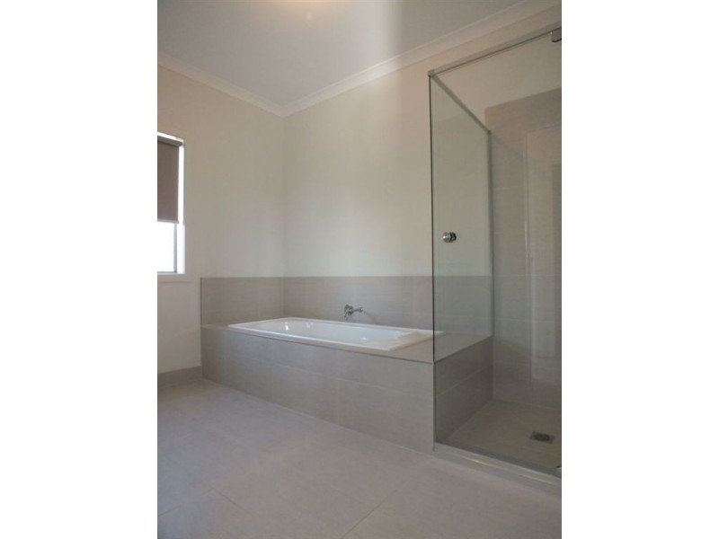 2 Hamish Avenue, Pakenham VIC 3810