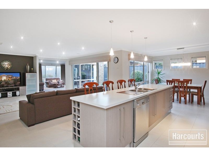 8 Lucerne Circuit, Pakenham VIC 3810