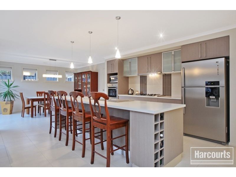 8 Lucerne Circuit, Pakenham VIC 3810