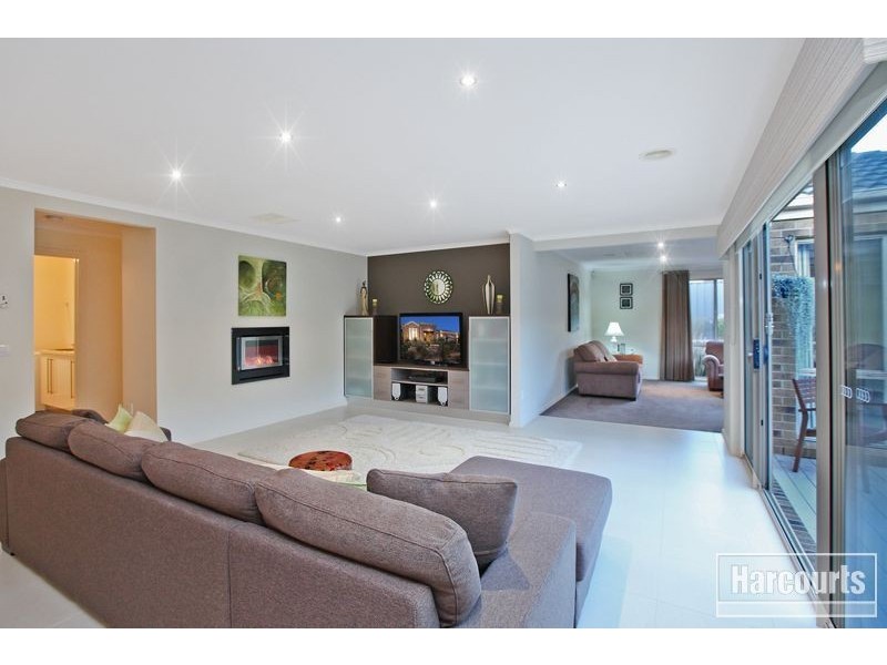 8 Lucerne Circuit, Pakenham VIC 3810