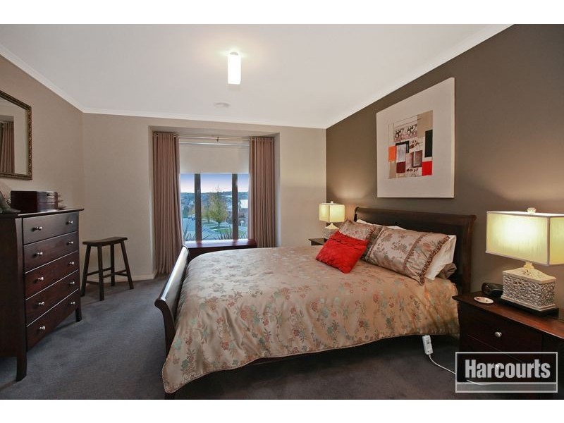 8 Lucerne Circuit, Pakenham VIC 3810