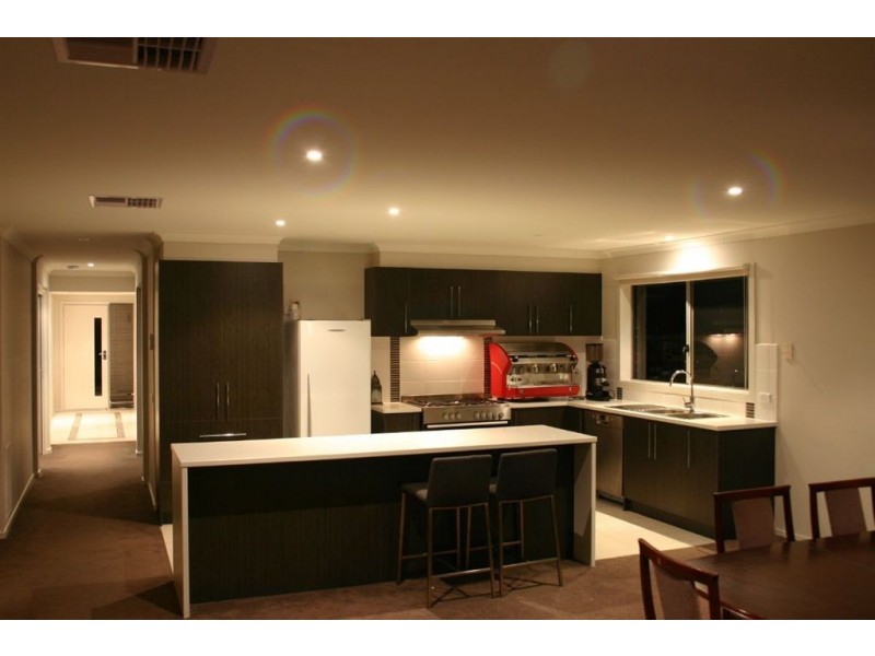 8 Salvia Ave, Pakenham VIC 3810