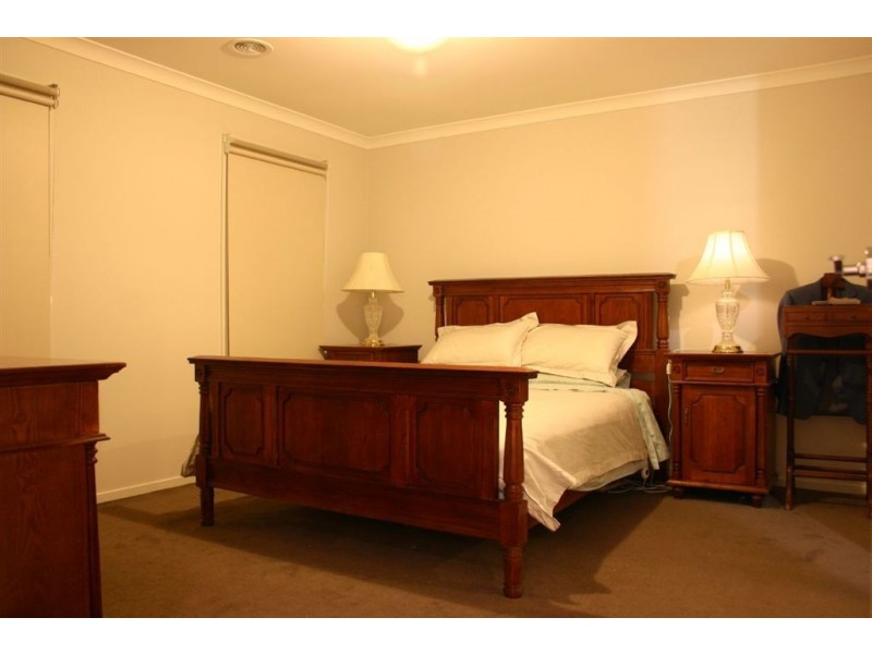 8 Salvia Ave, Pakenham VIC 3810