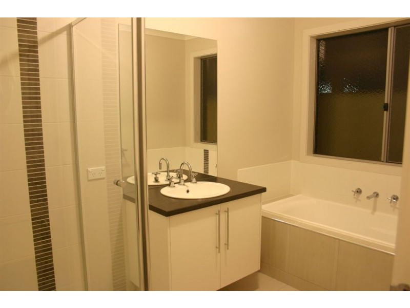 8 Salvia Ave, Pakenham VIC 3810