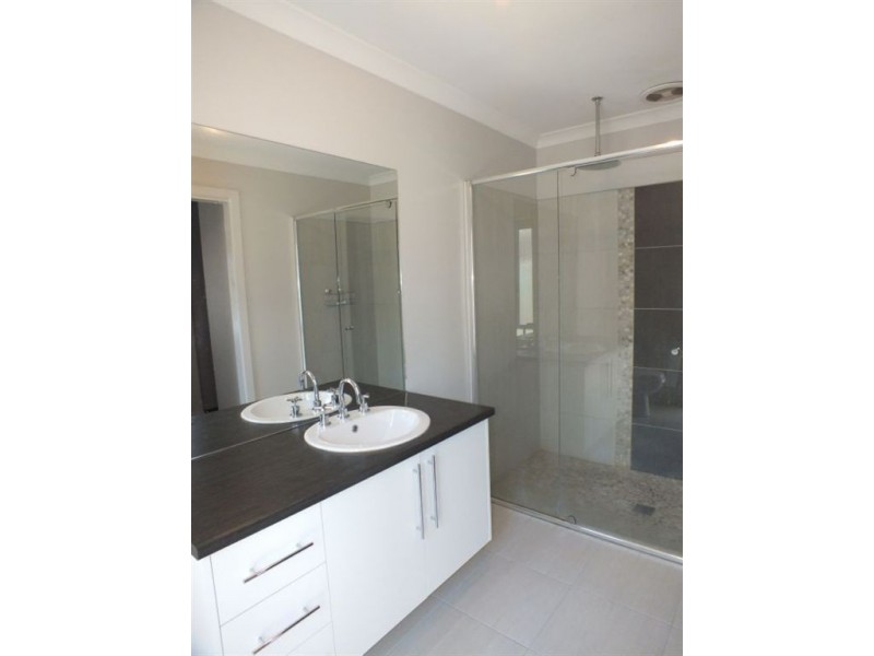 8 Salvia Ave, Pakenham VIC 3810