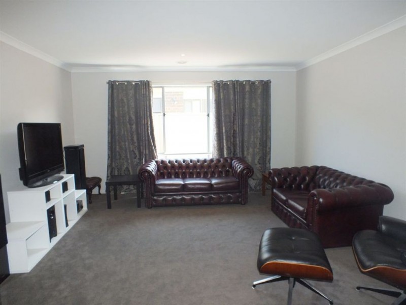 8 Salvia Ave, Pakenham VIC 3810