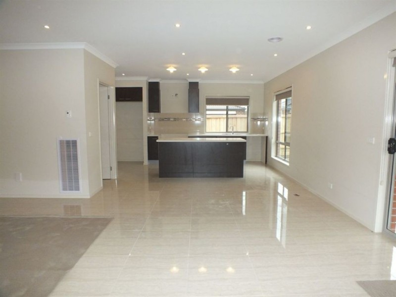 31 Peridot Ave, Officer VIC 3809