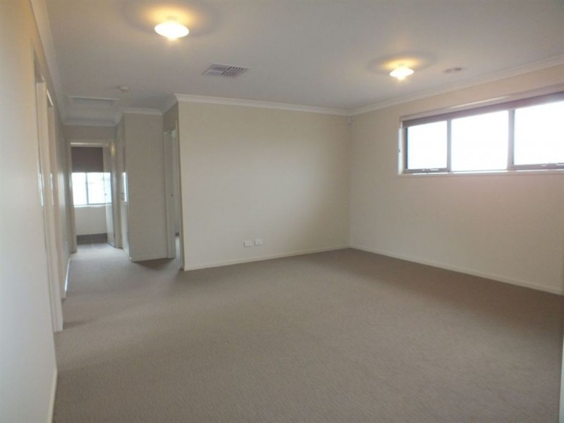 31 Peridot Ave, Officer VIC 3809