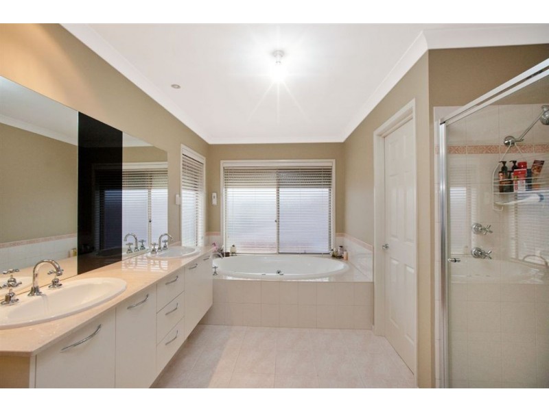 8 Sheoak Court, Pakenham VIC 3810