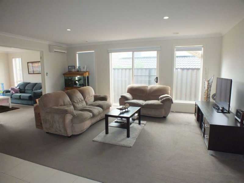 36 Victoria Place, Pakenham VIC 3810