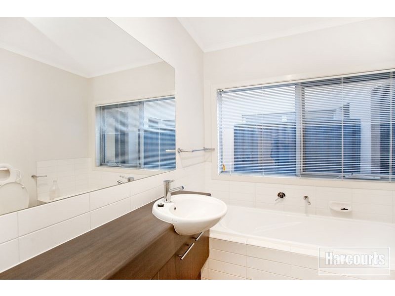 6 Acorn Lane, Pakenham VIC 3810