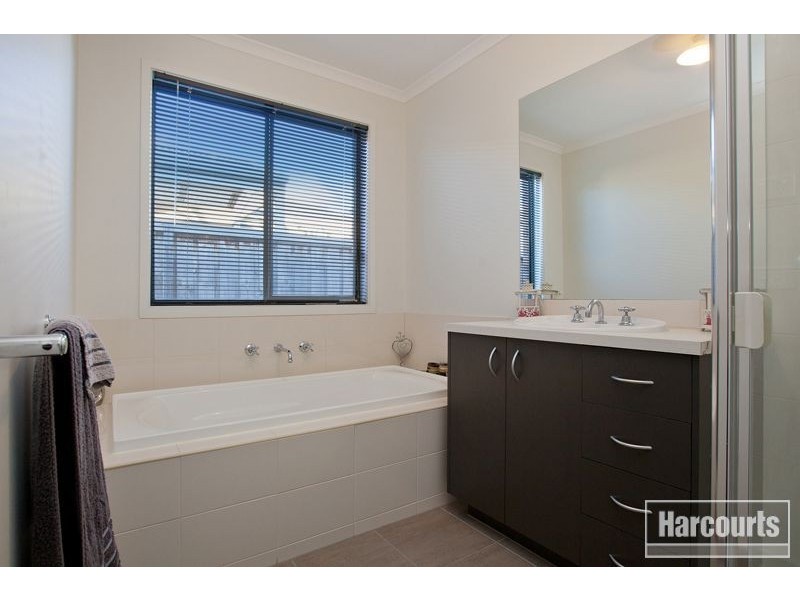 4 Kimberley Grove, Pakenham VIC 3810