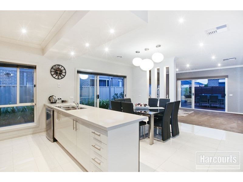 13 Loxton Way, Pakenham VIC 3810