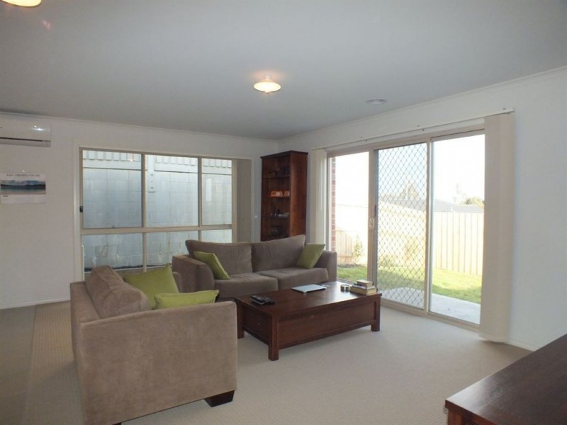 9/8 McClenaghan Place, Pakenham VIC 3810