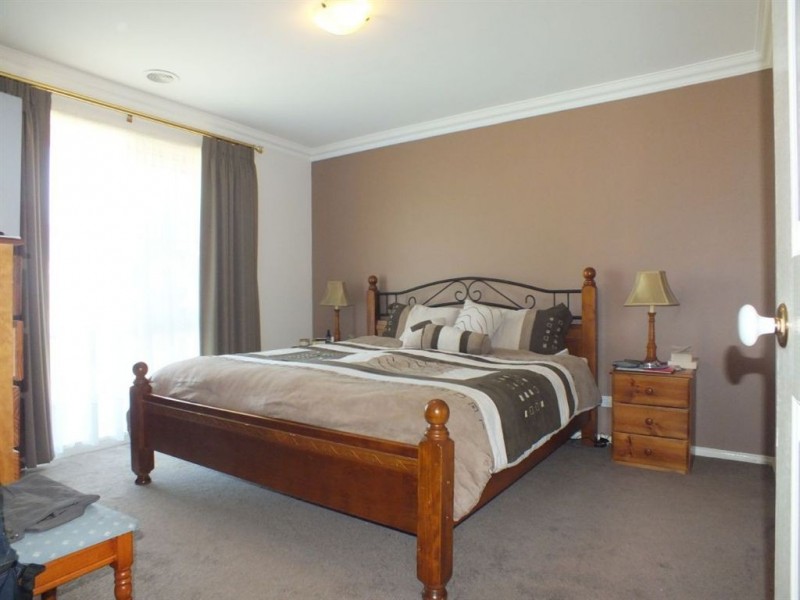 32 Ben Drive, Pakenham VIC 3810