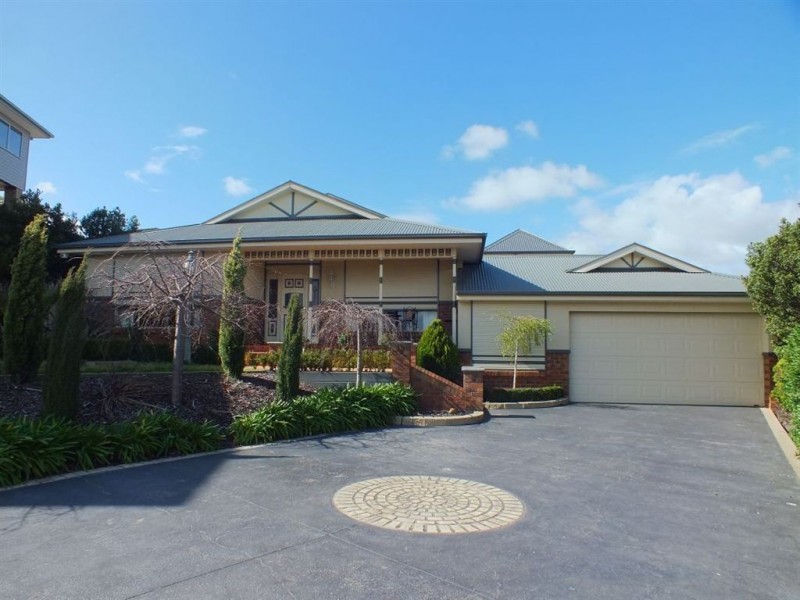 18 Highland Drive, Pakenham VIC 3810