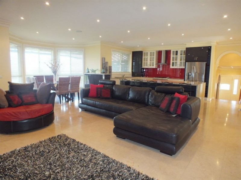 18 Highland Drive, Pakenham VIC 3810