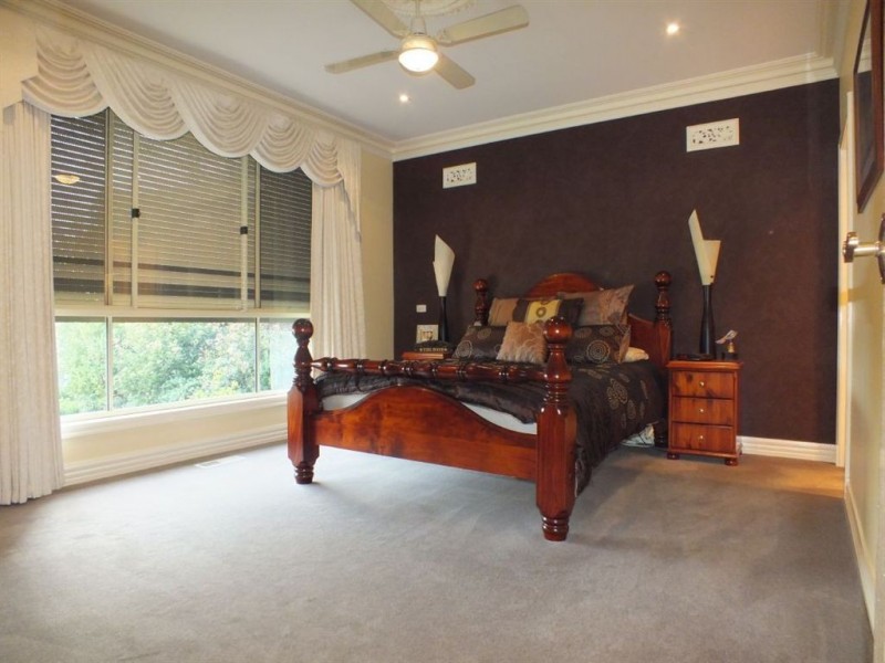 18 Highland Drive, Pakenham VIC 3810