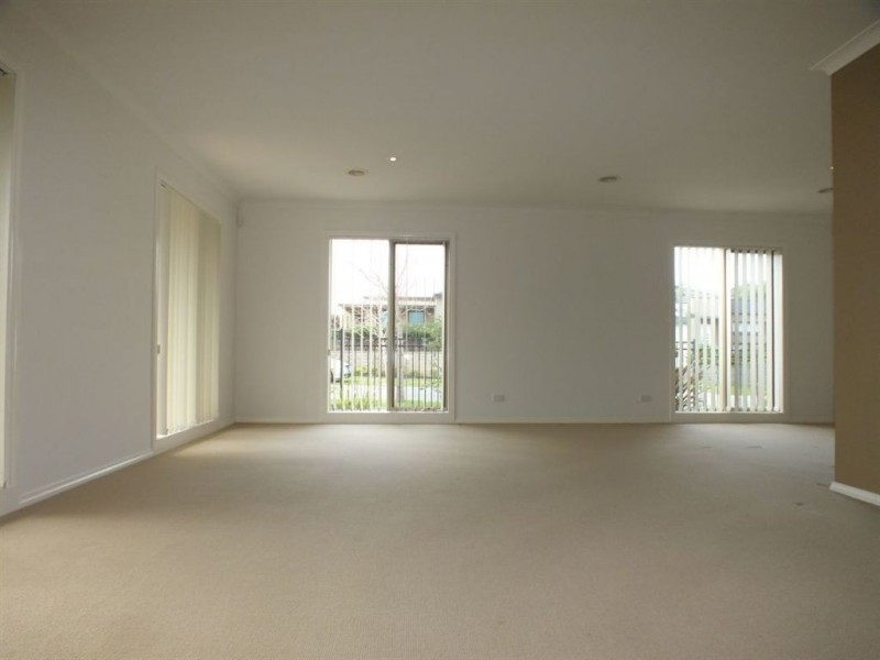 7 Fallingwater Drive, Pakenham VIC 3810