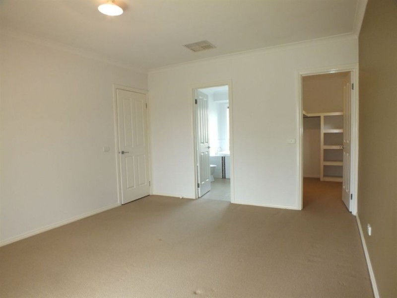 7 Fallingwater Drive, Pakenham VIC 3810