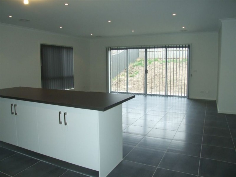 60 Sarton Link, Pakenham VIC 3810