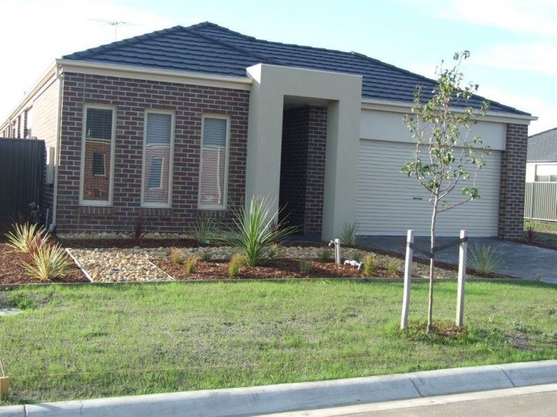 19 Westwood Grove, Pakenham VIC 3810