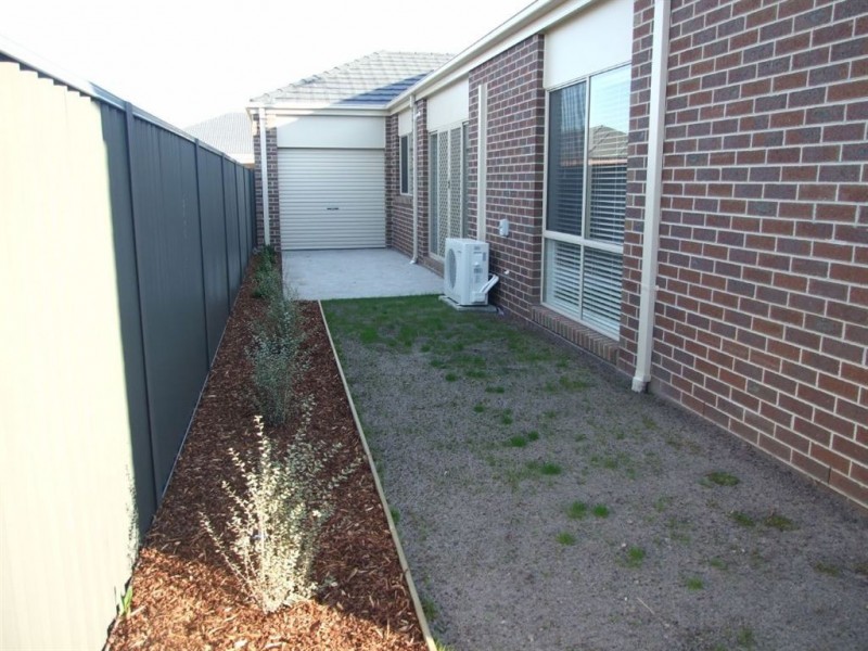 19 Westwood Grove, Pakenham VIC 3810