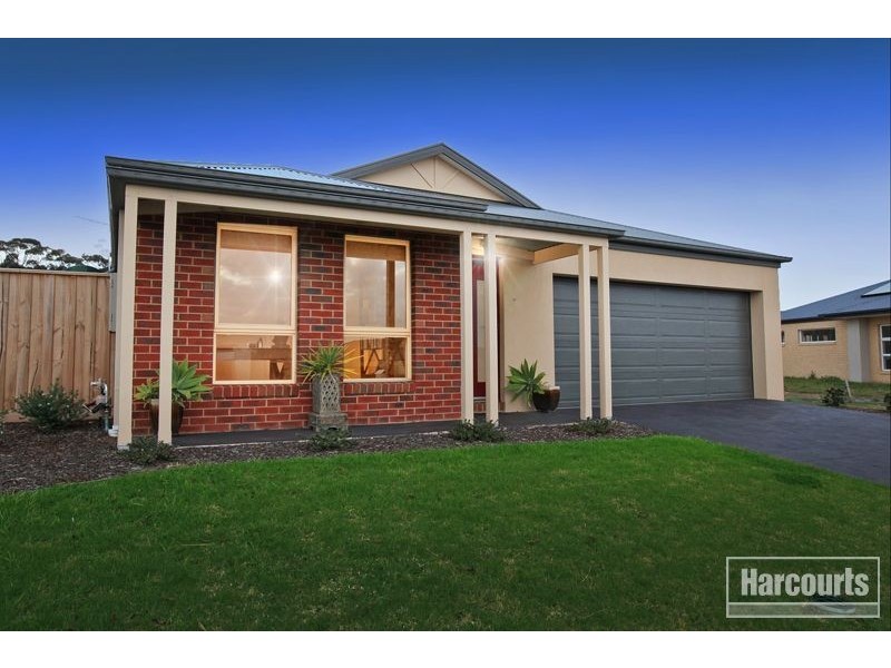 8 McGarvie Crescent, Pakenham VIC 3810