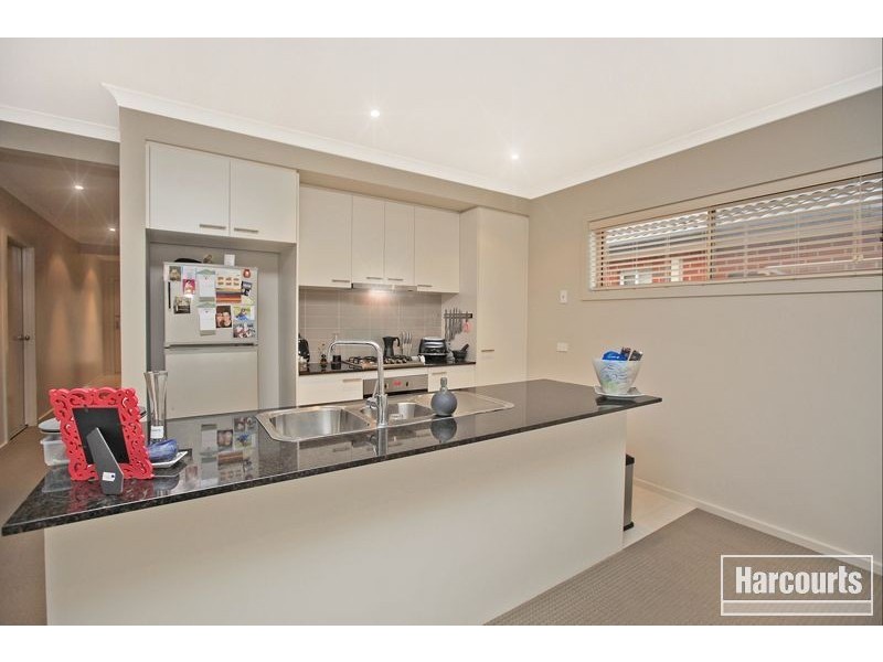 8 McGarvie Crescent, Pakenham VIC 3810