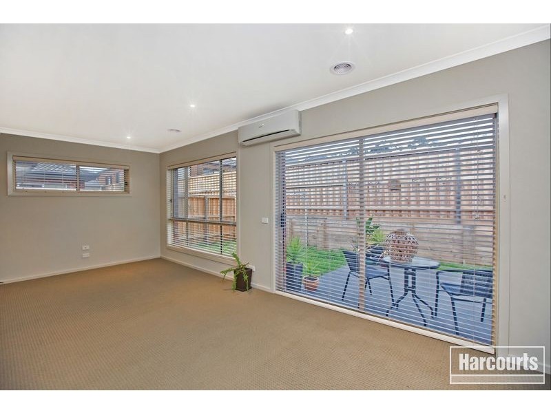 8 McGarvie Crescent, Pakenham VIC 3810