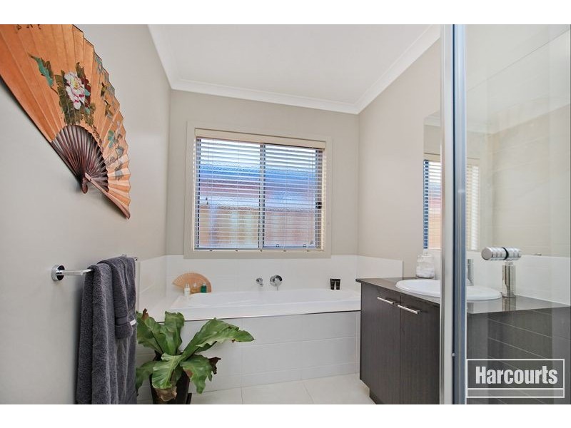 8 McGarvie Crescent, Pakenham VIC 3810