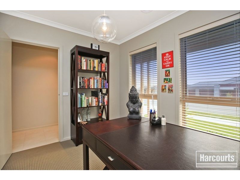 8 McGarvie Crescent, Pakenham VIC 3810