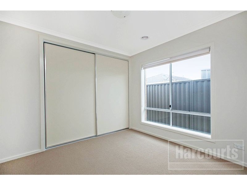 22 Orchard Valley Avenue, Pakenham VIC 3810