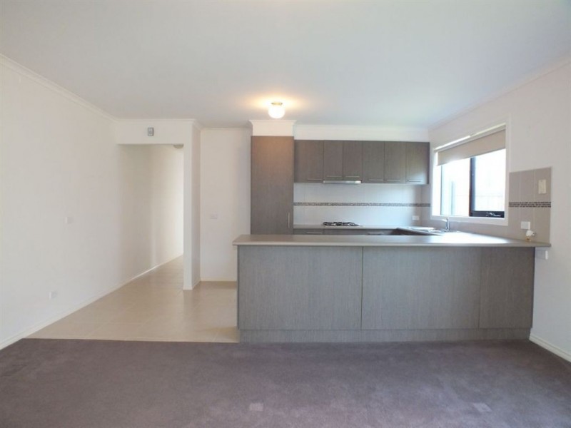 25/107 Army Road, Pakenham VIC 3810