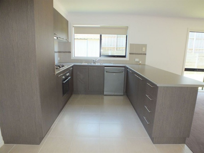 25/107 Army Road, Pakenham VIC 3810